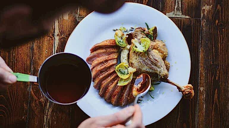 FRANSA’DA NE YENİR? – EN MEŞHUR FRANSIZ YEMEKLERİ & TATLILARI