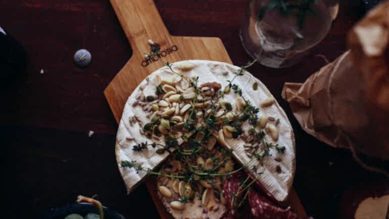 FRANSIZ PEYNİRLERİ VE ŞARKÜTERİ ÜRÜNLERİ – YEME DE YANINDA YAT