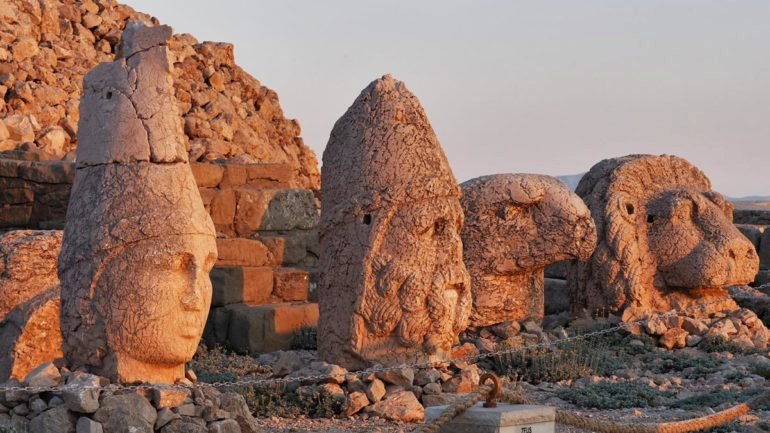 NEMRUT DAĞI HAKKINDA BİLGİ & GEZİ TAVSİYELERİ