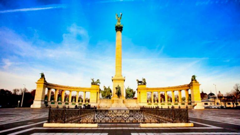 BUDAPEŞTE KAHRAMANLAR MEYDANI’NI BİRAYI MOTOR GÜCÜNE ÇEVİREN ARAÇLA GEZİN