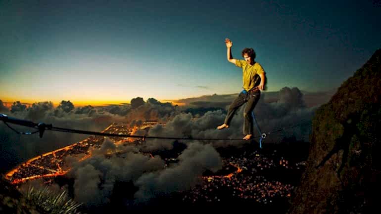 ÇÖPLÜKTEN BESLENMEKTEN ÖDÜLLÜ BİR SİNEMACI OLMAYA RENAN ÖZTÜRK’ÜN HAYATI
