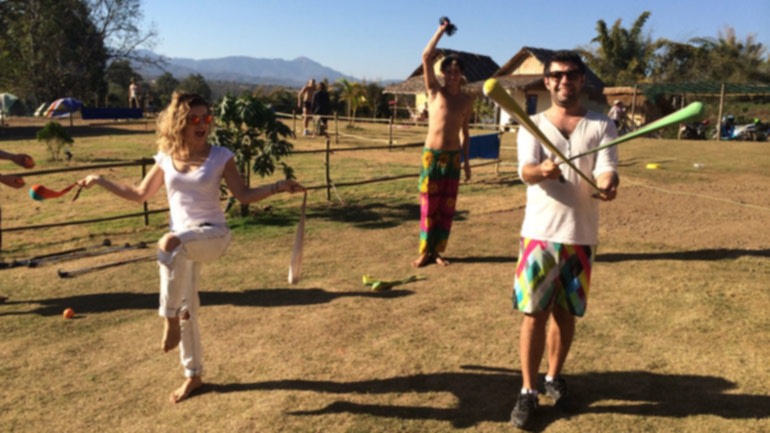 TAYLAND’DA PAI SİRK OKULUNA KATIL – ATEŞLE OYNA!  ♨